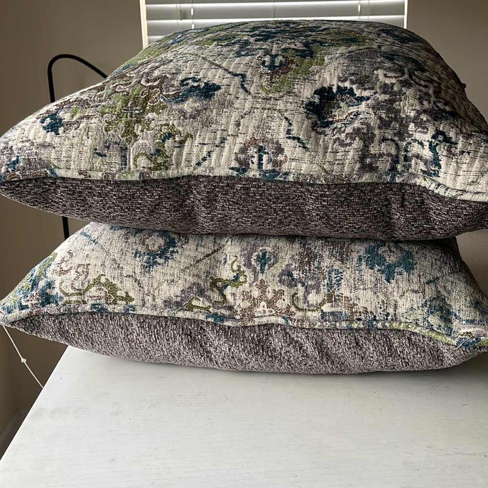Throw pillows - Picture 2 of 3